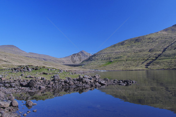 难忘美丽的山区地形景观在法罗群岛StreymoyStromo岛的浅滩和远层蛋糕山中有Vestmanna雨水收集大坝和蓄池位于法罗图片