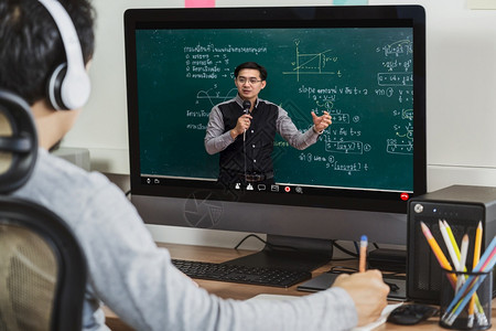 称呼预防电子学习通过视频电话会议与老师一起学习亚洲生对黑板上ThaiLaguage的物理公式学看法Covid19大流行病教育及社图片