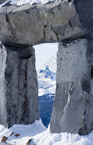 石头冬天舒克一个石雕像人样站在WhistlerMountAnInunngguaq的顶端或Inukshuk是一个标志加拿大符号In图片