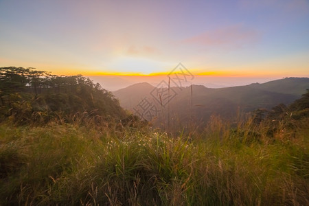 场地在山风景的日出宁静新鲜图片