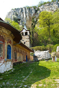 回廊保加利亚14世纪建于保加利亚的VelikoTurnovo附近的修道院倒塌于19世纪重建的托曼岛可信圣徒图片