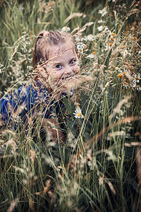 人们快乐的小女孩在乡下高草地上玩耍真正的瞬间实现情况日落图片
