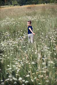 户外幸福绿色快乐的小女孩在乡下高草地上玩耍真正的瞬间实现情况图片
