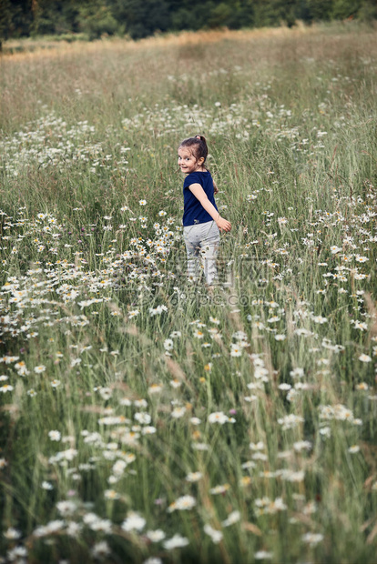 户外幸福绿色快乐的小女孩在乡下高草地上玩耍真正的瞬间实现情况图片