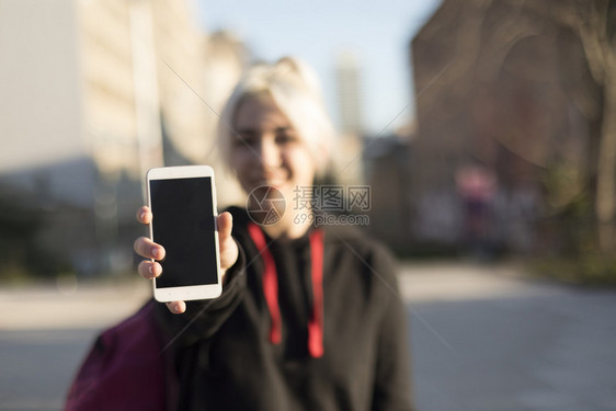 垂直的一个快乐女孩前视线显示一个空白的智能电话显示一种聪明的图片