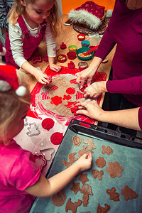 手烘焙圣诞饼干姜有多种形状装饰有五颜六色的糖霜洒衣巧克力涂层装饰放在桌子上烘焙传统饼干家庭庆祝圣诞节在家烘焙烤甜饼干涂上糖霜着色图片