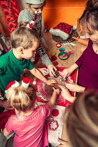 刀具烘焙圣诞饼干姜有多种形状装饰有五颜六色的糖霜洒衣巧克力涂层装饰放在桌子上烘焙传统饼干家庭庆祝圣诞节在家烘焙烤甜饼干涂上糖霜着图片