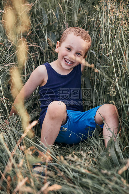 坦率人们农村快乐笑的小孩子们在乡下高草地上玩耍坎迪德人真实的时刻情况图片
