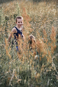下午可爱的快乐笑小孩子们在乡下高草地上玩耍坎迪德人真实的时刻情况娱乐图片