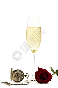 爱庆祝分钟冷玻璃杯香槟酒红玫瑰和旧怀表冷玻璃杯红玫瑰和白色背景的旧怀表图片