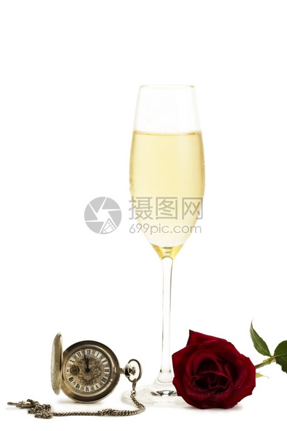 爱庆祝分钟冷玻璃杯香槟酒红玫瑰和旧怀表冷玻璃杯红玫瑰和白色背景的旧怀表图片
