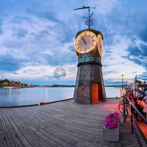 晚上历史这个铜钟塔现在位于AkerBrygge码头的这个铜钟塔从194年到82一直站在Verkstethallen大楼顶端它向A图片