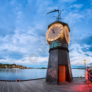 旅游手表黄昏这个铜钟塔现在位于AkerBrygge码头的这个铜钟塔从194年到82一直站在Verkstethallen大楼顶端它图片