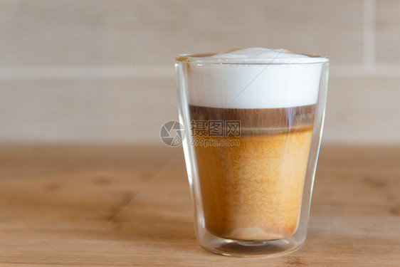粉末层数优质的多咖啡或卡布奇诺放在木制桌上的玻璃杯中多层咖啡或卡布奇诺放在木制桌子上的玻璃杯中图片