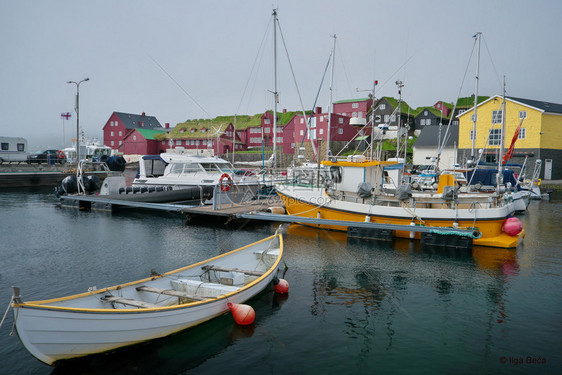 旅游运输塞图西尼在EystaraVag的图像式港口视和远在Tinganes半岛上古老城镇Torshavn法罗群岛Streymoy图片