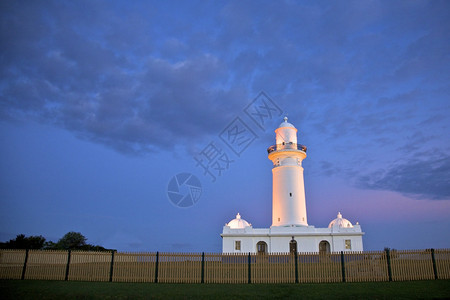 发光的澳大利亚悉尼麦格理灯塔的图片它由麦格理州长于18年建造但在1835年塔开始倒塌最后在183年建造了原始麦格理灯塔的复制品澳图片