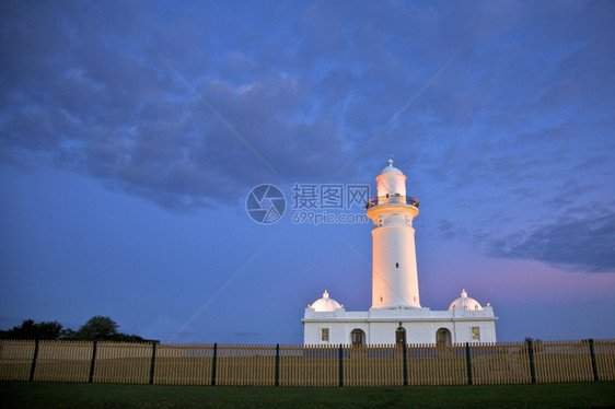 发光的澳大利亚悉尼麦格理灯塔的图片它由麦格理州长于18年建造但在1835年塔开始倒塌最后在183年建造了原始麦格理灯塔的复制品澳图片