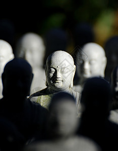 敬畏打手势日本江岛的吉佐雕像重点背景图片