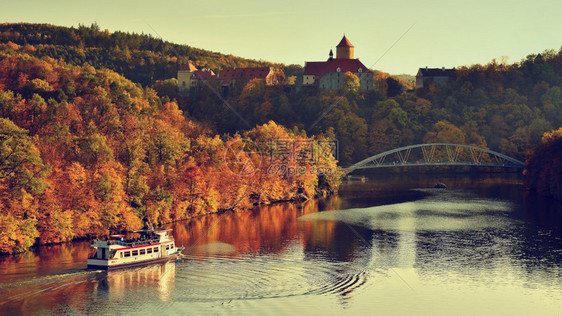 美丽的秋天风景与VeveriCastle自然色彩多的风景与日落Brno大坝捷克欧洲目的地标图片