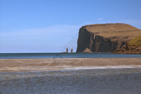 海滩斯特雷莫伊风景如画的可欣赏到传奇的海栈RisinogKellinginTheGiantandtheWitch法罗群岛明信片主图片
