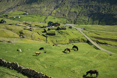 经过远足在法罗群岛Streymoy岛Streymoy岛Saksun村的DuvugararKings农场具有历史意义的户外博物馆景图片