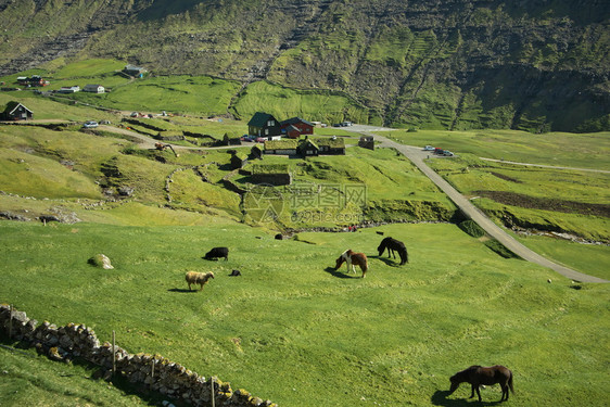 经过远足在法罗群岛Streymoy岛Streymoy岛Saksun村的DuvugararKings农场具有历史意义的户外博物馆景图片