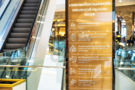 天文台Covid19大流行新的正常概念在百货商店扶梯前用泰语和中文在广告牌上张贴预防措施文本消费主义凝胶图片