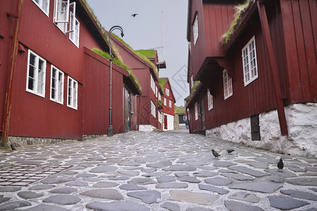 图片显示历史中心对位于StreymoyStarlings岛法罗群吸引首都Torshavn老城Tinganes的典型被涂红草屋顶以图片