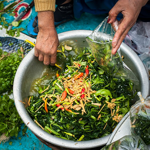 社论在亚尼市场销售传统食品蔬菜和肉汤以及辣味的包装部分在亚西市场出售传统食品暹粒包装好的图片