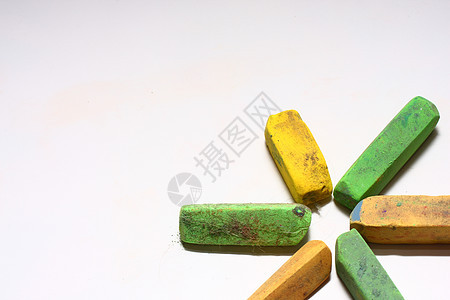 绿色和黄色粉笔纸绘画工具艺术创造力灰尘图片