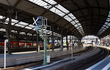 火车站交通工具曲目铁轨平台旅行运输火车车站通勤者乘客图片