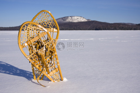 雪中雪鞋对白白色踪迹雪鞋活动运动远足木头图片