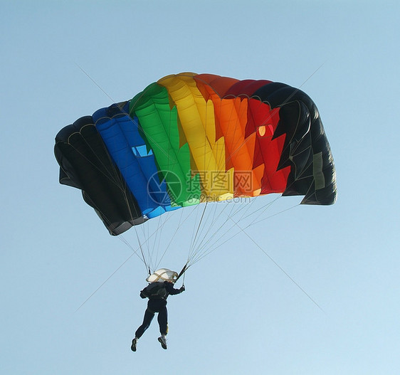 配有彩色降落伞的空降员图片