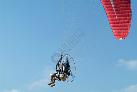 抛光机飞行引擎天空螺旋桨危险闲暇红色活动自由蓝色降落伞图片