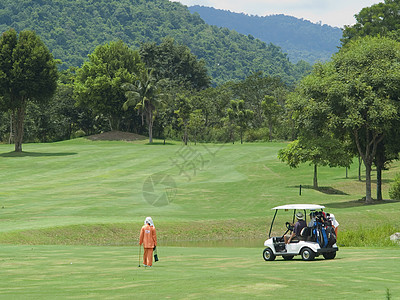 Caddie和高尔夫球车在大街上图片