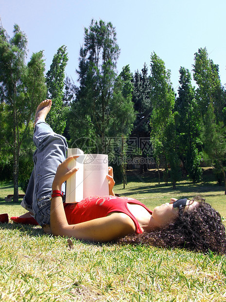妇女在公园阅读书青年学生教育女士女性校园大学学校中学知识图片
