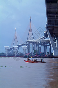 泰国曼谷的桥梁和拖轮船图片