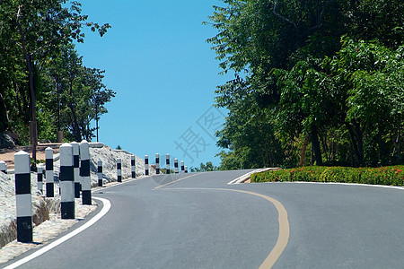 在山坡上铺路风景小路人行道森林公园上坡缠绕路面爬坡道图片