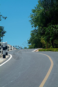 在山坡上铺路上坡缠绕风景森林人行道路面小路爬坡道公园图片