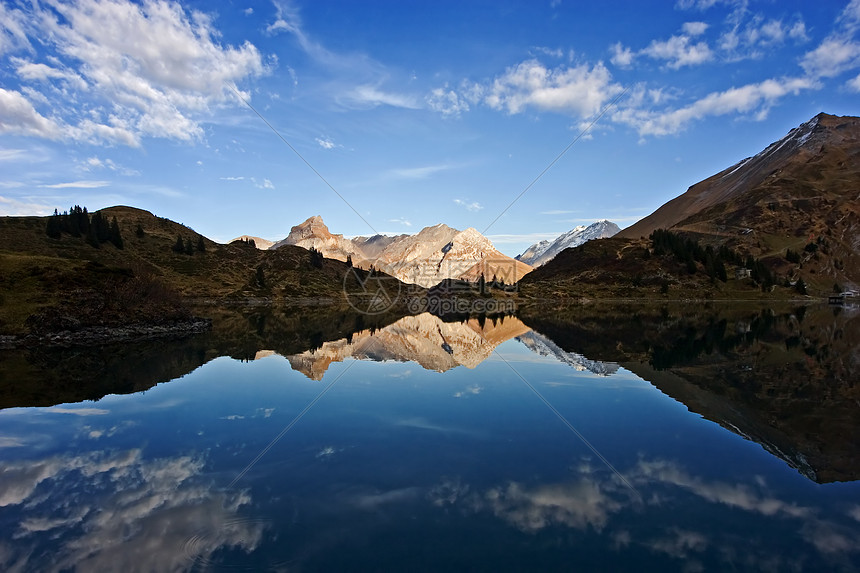 山地反射旅游风景镜子地平线树木山脉地块全景高地蓝色图片