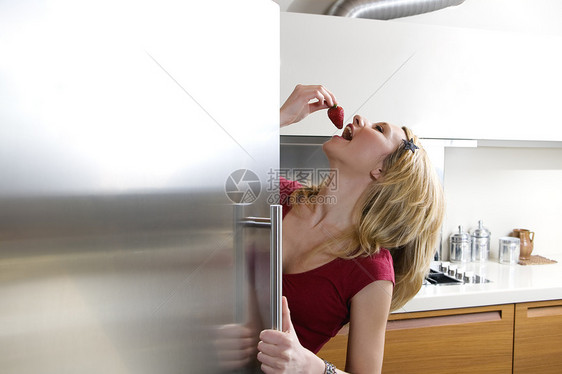 家庭生活幸福健康饮食减肥女士饮食女性冰箱活力午餐金发图片