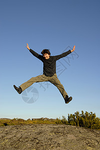 跳跃天空成人植被假期蓝色自由岩石幸福乐趣活力图片