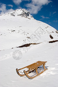 雪卷顶峰蓝色雪景高地荒野高度高山场景季节乐趣图片