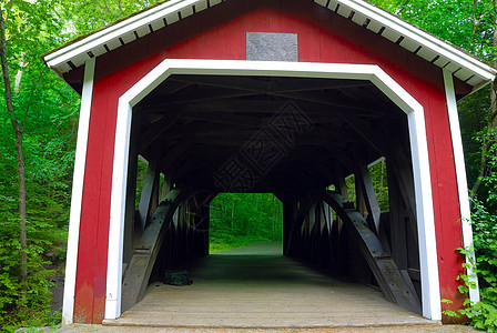 覆盖桥跨度树木廊桥绿色运输红色乡愁国家地标历史图片