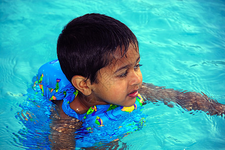 男孩游泳青年微笑潜水员行动水池家庭漂浮树干短裤男生图片