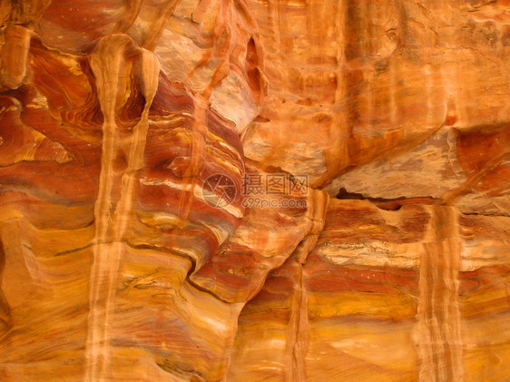 锡克地区约旦佩特拉不真实的岩层形成情况侵蚀黄色岩石红色图片
