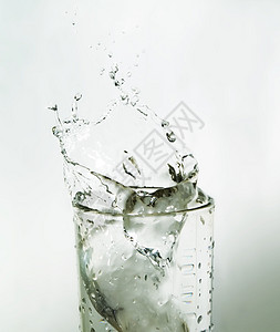 杯水涟漪环境矿物液体天空玻璃饮料蓝色火花口渴图片