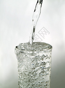 杯水口渴玻璃饮料涟漪火花矿物蓝色天空环境液体背景图片
