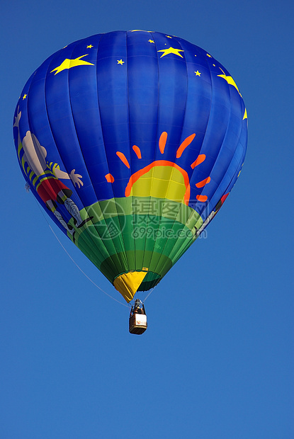 热气球蓝色乐趣条纹天空红色热气篮子运输气氛冒险图片