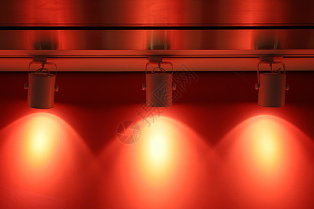 红灯区圆柱形灯泡锥体红色展示电气天花板圆柱聚光灯水平背景图片